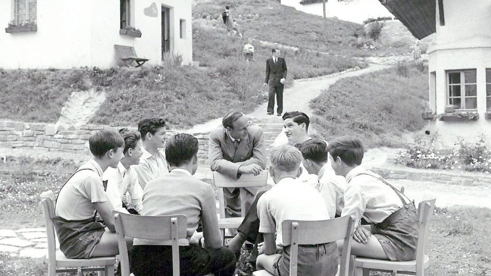1953: Kinderdorf-Gründer Hermann Gmeiner unterhält sich mit Kindern im ersten SOS-Kinderdorf. Foto: Handout/SOS-Kinderdörfer/dpa