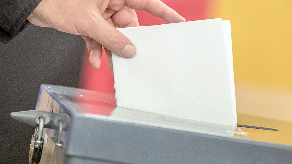 Ein Wähler wirft seinen Stimmzettel in die Wahlurne. Foto: Kappeler/dpa