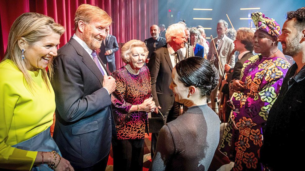 Den Auftakt der „königlichen Woche“ in Emmen bildete am Montag das Konigsdag-Konzert. Königin Máxima (von links), König Willem-Alexander und Prinzessin Beatrix kamen dabei auch mit den Musikerinnen und Musikern ins Gespräch. Foto: PPE/Imago Images