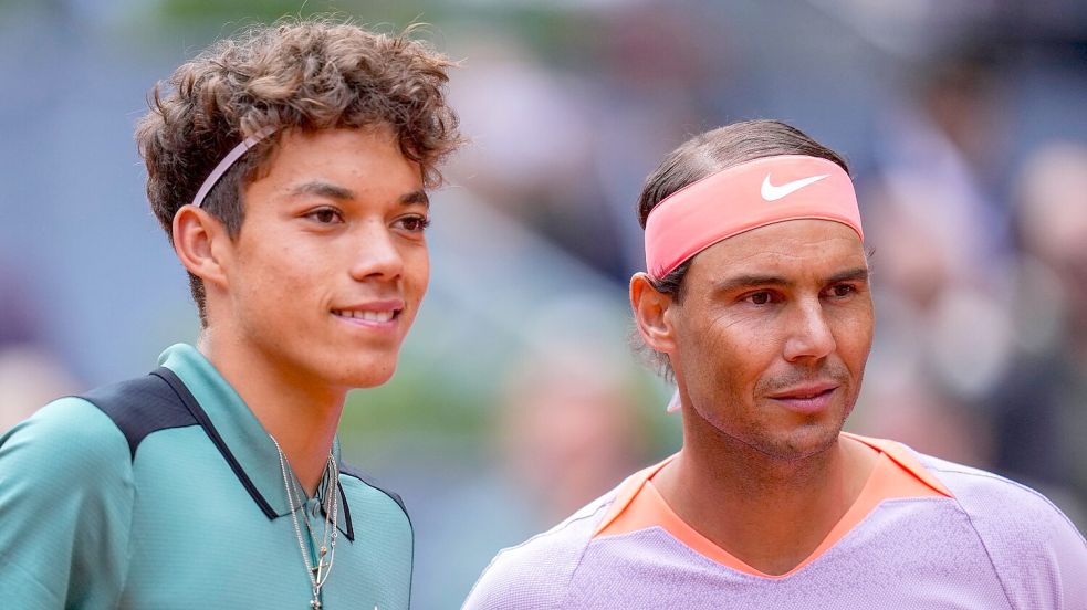 Rafael Nadal (r) erteilte dem erst 16 Jahre alten US-Amerikaner Darwin Blanch in Madrid eine Lehrstunde. Foto: Manu Fernandez/AP/dpa