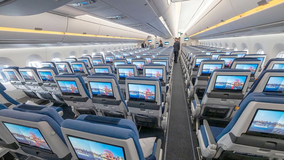 Sitze der Economy Class mit Bildschirmen während der Vorstellung von Lufthansa „Allegris“ in einem Airbus A350-900. Mit dem Kunstbegriff „Allegris“ ist ein neues Kabinenkonzept gemeint, das eine neue Bestuhlung für alle vier Reiseklassen der Langstreckenflugzeuge bedeutet soll. Foto: Peter Kneffel/dpa