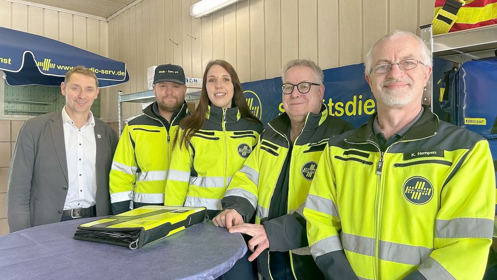 Bürgermeister Heinz Trauernicht (von links) begrüßte den Sanitätsdienst in Uplengen. Bei der Vorstellung mit dabei waren Robin Janßen (Kassenwart), Anja Schmidt (Gruppenleiterin Uplengen), Mica Fohrmann (Erster Vorsitzender) und Klaus Hempen (Zweiter Vorsitzender). Foto: Heinig