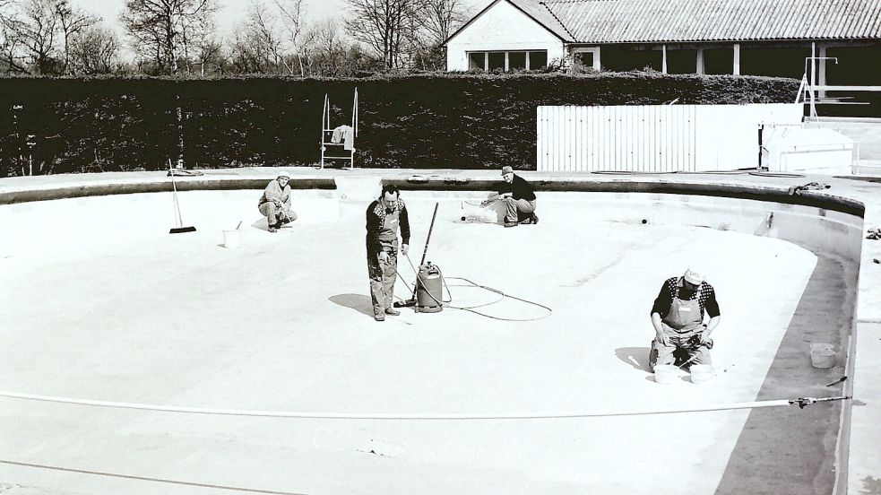 Damals war die Welt der Freibadfans in den Gemeinden Rhauderfehn und Ostrhauderfehn noch in Ordnung. Das Foto zeigt die Saisonvorbereitungen des Jahres 1984.
