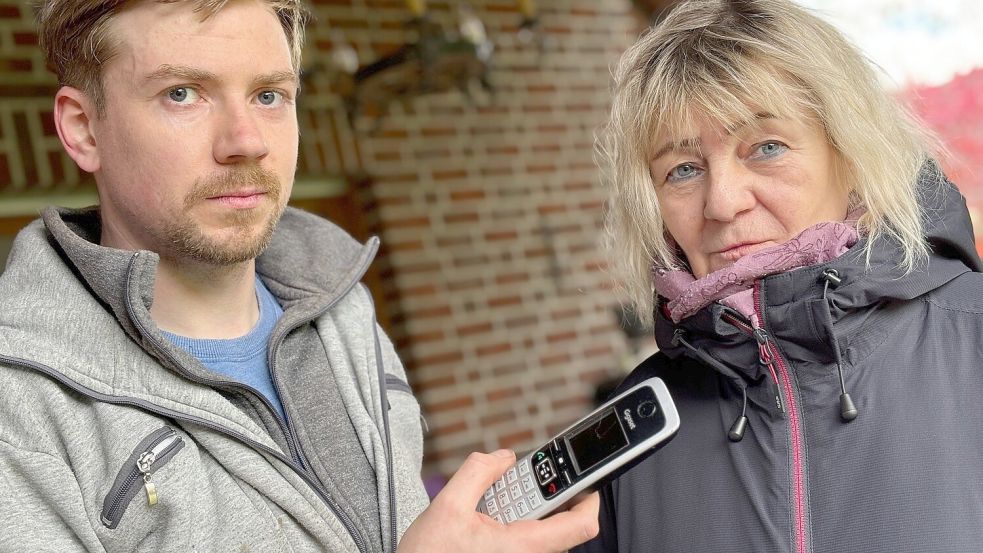 Kein Anschluss...: Raimonde Marks-Hülsebus und Manuel Janssen gehören zu den Betroffenen, bei denen Internet und Festnetz immer wieder ausfallen. Foto: Janßen