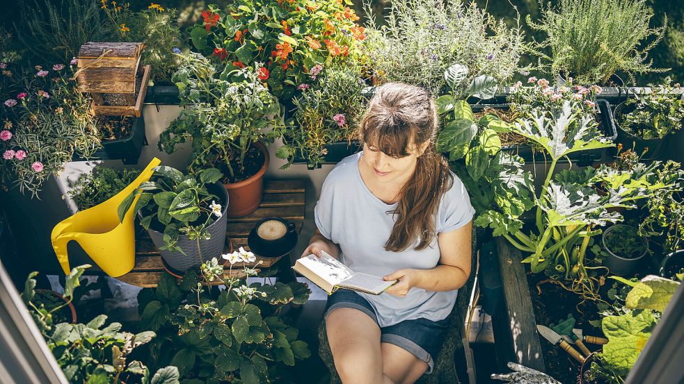 Gerade in der Sommerzeit ist der Balkon ein beliebter Rückzugsort. Foto: IMAGO/Westend61