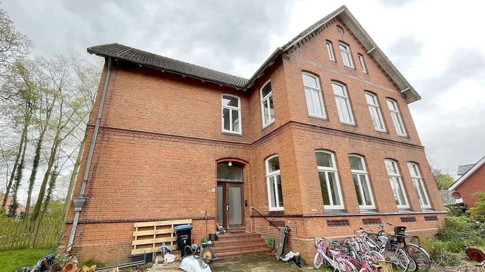 Das ehemalige Pfarrhaus in Collinghorst wurde, als es verkauft werden sollte, unter Denkmalschutz gestellt. Damit wurde ein Abriss verhindert. Foto: Janßen