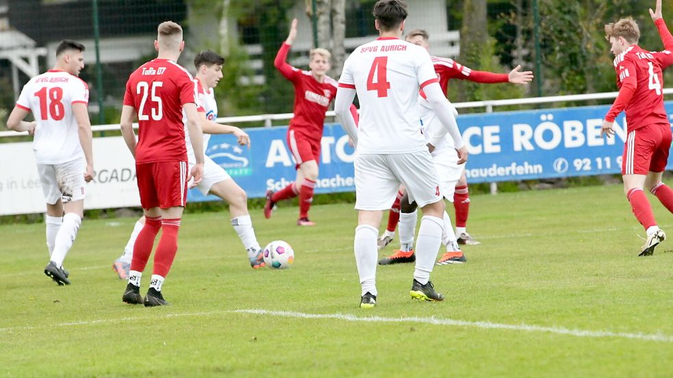 Auf heimischen Rasen feierte TuRa 07 Westrhauderfehn (rote Trikots) am Donnerstag einen 3:1-Sieg gegen die SpVg Aurich. Es war der erste Fehntjer Heimerfolg nach mehr als einem halben Jahr. Foto: Damm