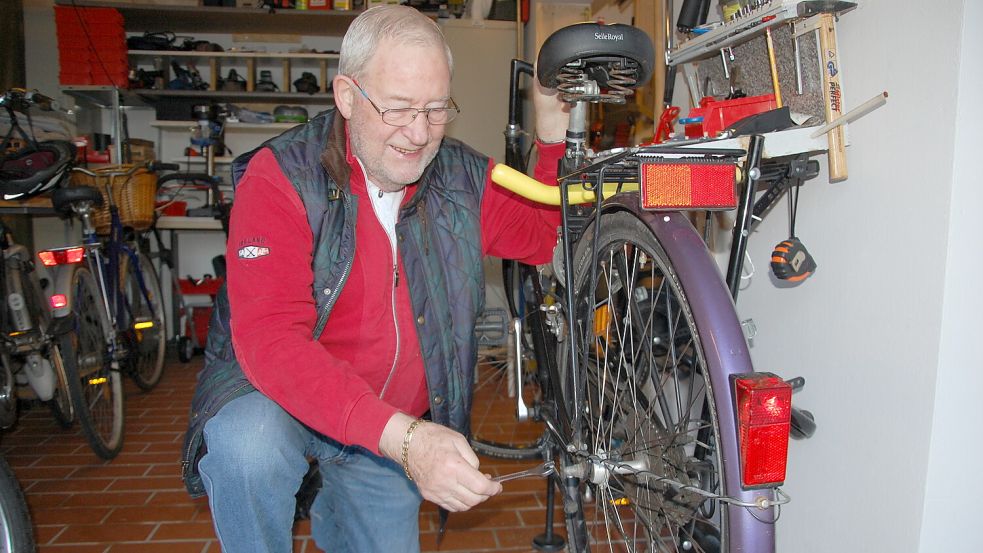 2015 schraubte Heinrich Korte in seiner Garage an alten Fahrrädern herum. Wenn sie wieder verkehrssicher waren, übergab er sie an Flüchtlinge. Foto: Ammermann/Archiv