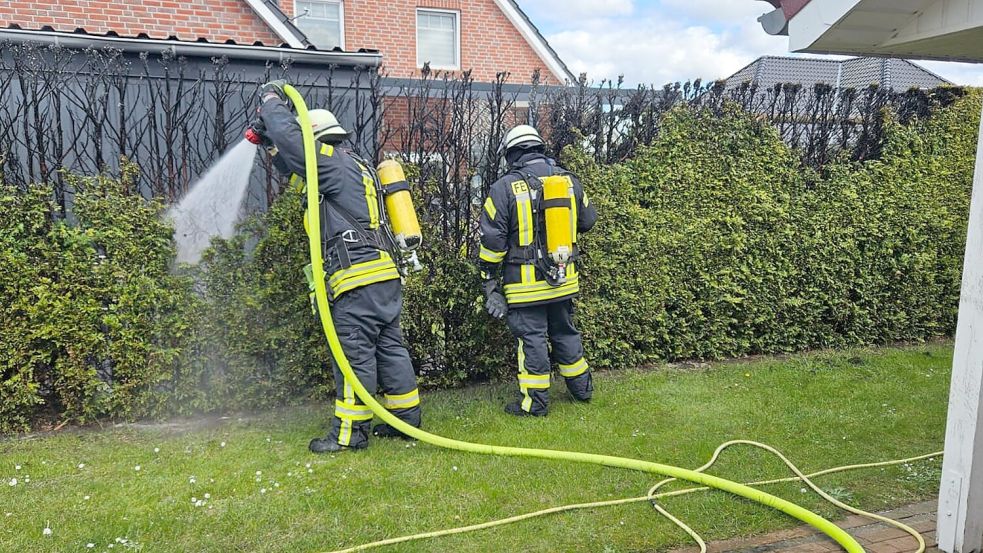 Die Feuerwehr führte Nachlöscharbeiten durch. Foto: Feuerwehr Weener