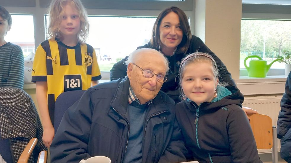 Albrecht Weinberg unterhält sich mit Luisa Winterbur (9) von der Grundschule Flachsmeer; (hinten, von links) Tom-Luca Schmidt (12) und Lehrerin Anke Chudzinski-Schubert vom Albrecht-Weinberg-Gymnasium.
