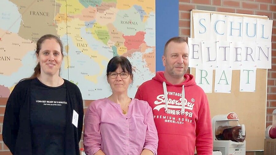 Jessica Beld (von links, 1. Vorsitzende vom Schulelternrat), Helferin Stefanie Orsag sowie Roland Orsag vom Schulelternrat.
