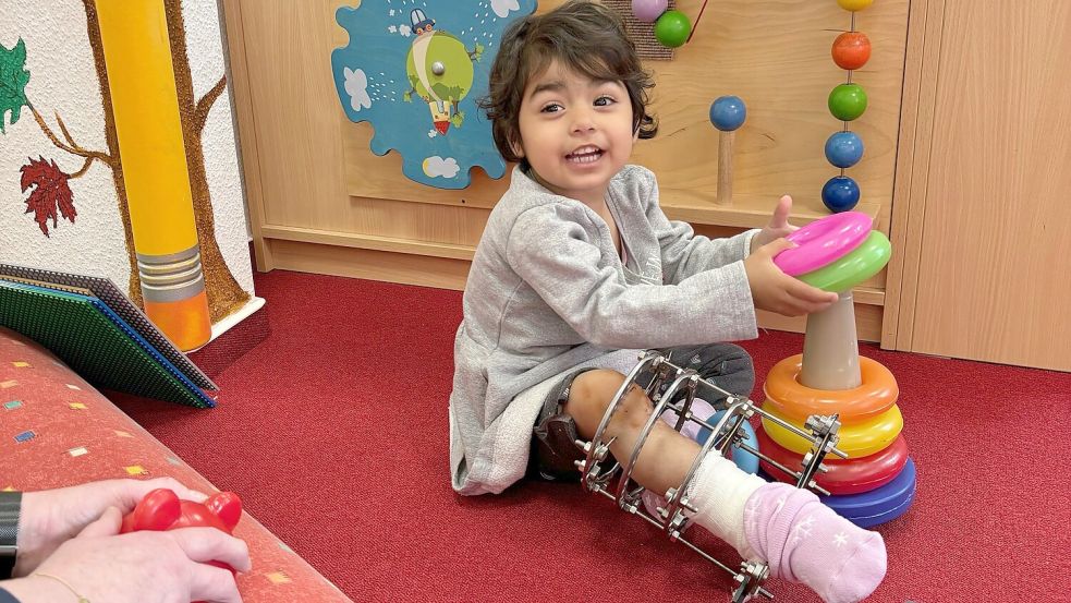 Mahsa muss einen Spanner am Bein tragen. Foto: Wernken