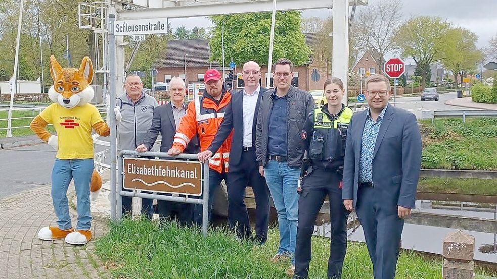 Treffen: Veranstalter Claas Meyer (nicht im Bild) kam unlängst am Kanal noch einmal mit Bürgermeister Nils Anhuth (von rechts), Frauke Tholen (Polizei), Dennis Lüthje (Ordnungsamt), Christoph Untiedt (Volksbank), Matthias Hanneken (DRK Wasserwacht), Clemens Wübbelmann (Raiffeisenbank), Wilhelm Kassens (SV Viktoria Elisabethfehn) und „Sparfuchs“ (René Begert) für letzte Absprachen zusammen. Foto: Wilken