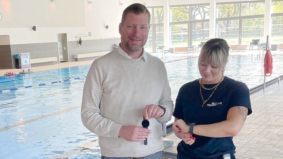 Lebensretter: Gemeinsam mit einer Mitarbeiterin demonstriert Bädermanager Timo Ukena die Funktionsweise des neuen KI-Systems, das im Aquaferrum zur Unterstützung des Aufsichtspersonals eingesetzt wird. Foto: Stix
