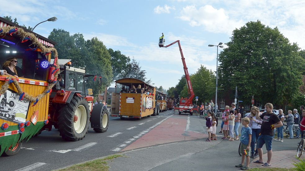 Bald sollen wieder bunt geschmückte Wagen durch Flachsmeer fahren. Archivfoto: Weers