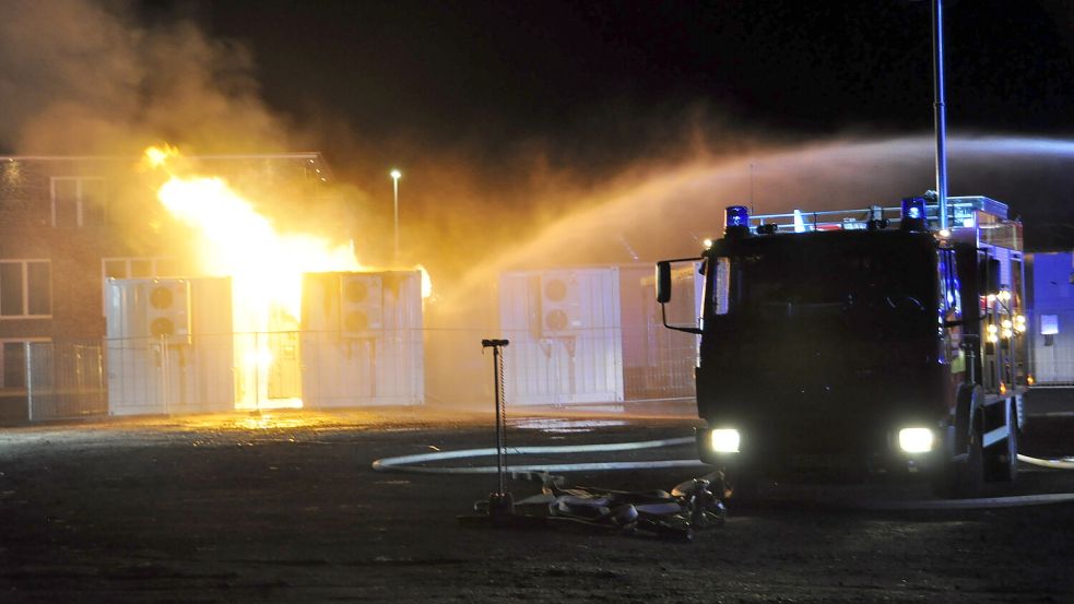 Mit Wasser kühlte die Feuerwehr den brennenden Container.