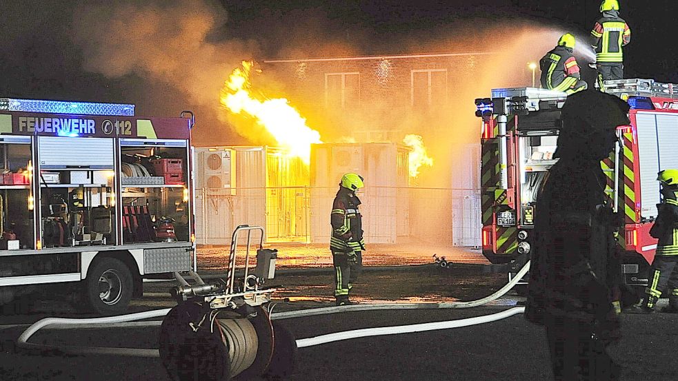 Die Einsatzkräfte sorgten dafür, dass die anderen Container kein Feuer fingen. Foto: Wolters