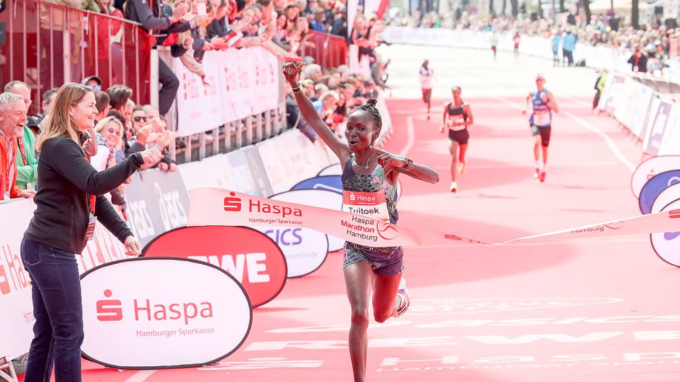 Läuferin Dorcas Tuitoek aus Kenia feierte im vergangenen Jahr ihren Sieg beim Hamburg-Marathon. In diesem Jahr steht der größte Wettlauf der Hansestadt am Sonntag, 28. April, an. Foto: dpa/Christian Charisius