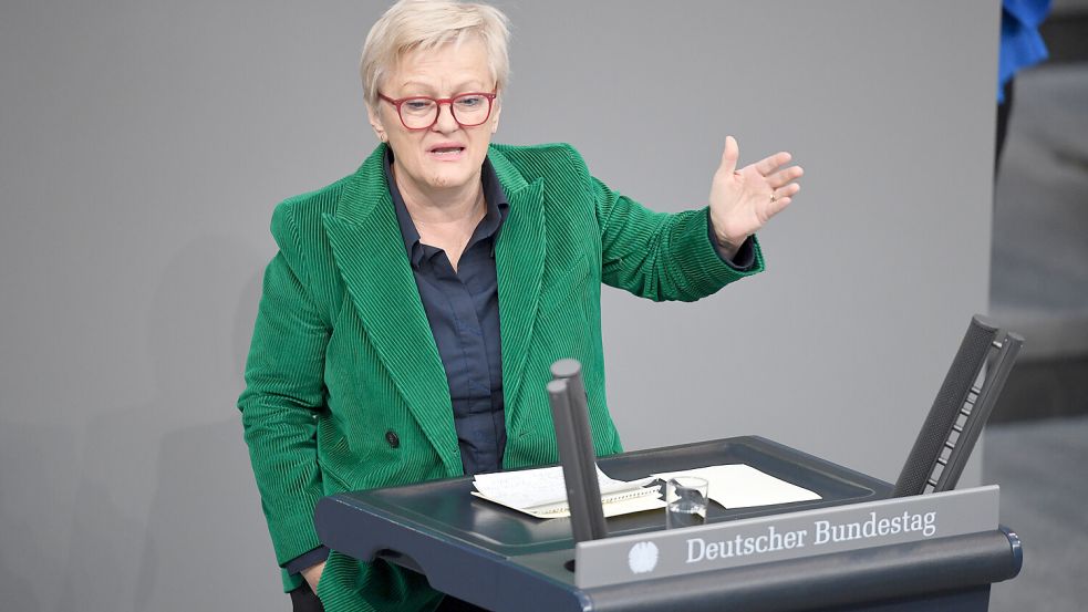 Renate Künast spricht zum Thema Landwirtschaft im Bundestag. Tagelang hatten Bauern zuvor in Berlin gegen die Agrarpolitik der Ampel demonstiert. Foto: Marco Rauch/dpa