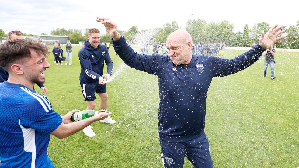 Emdens Trainer Stefan Emmerling erhielt nach dem 1:0-Sieg in Egestorf einige Sekt- und Bierduschen. Foto: Doden/Emden