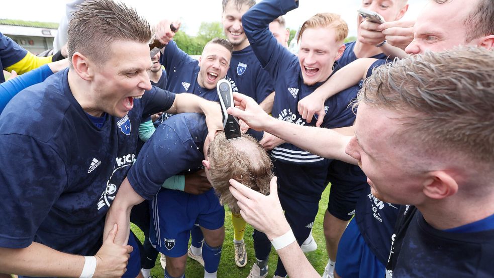 Janek Siderkiewicz bekam von Tobias Steffen die Haare abrasiert. Foto: Doden/Emden