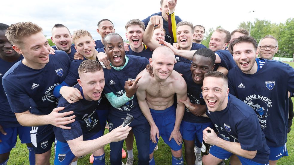 Die Mitspieler in Otto-Meistershirts, Janek Siderkiewicz „oben ohne“ – ohne Shirt und durch das Einlösen einer Wettschuld neuerdings auch ohne Haare. Foto: Doden/Emden