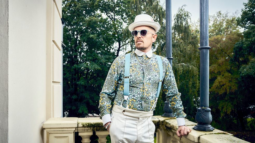 Immer piekfein in Schale: Jan Delay posiert auf dem Balkon. Foto: Thomas Leidig