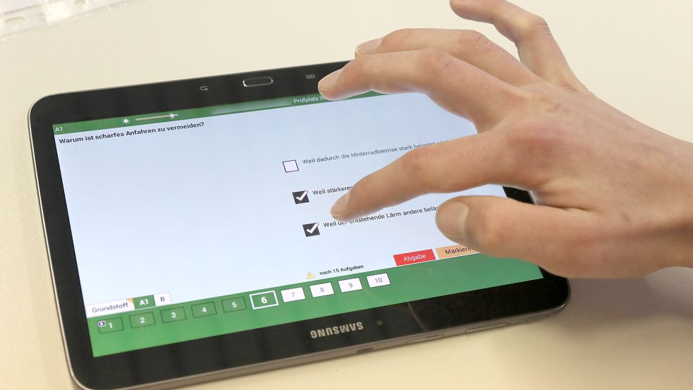 Fahrschüler lernen in der Regel über Wochen oder Monate für die theoretische Führerscheinprüfung. Können Sie unser Quiz aus dem Stegreif meistern? Foto: dpa/Bernd Wüstneck