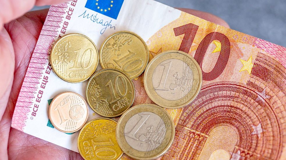 Linken-Chef Schirdewan fordert, den Mindestlohn von derzeit 12,41 Euro auf 15 Euro zu erhöhen. Foto: Jan Woitas/dpa