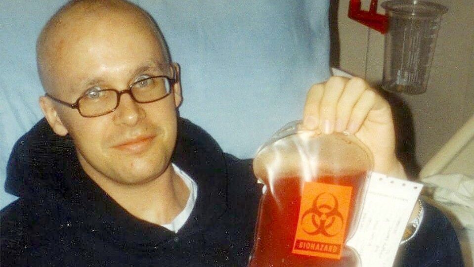 Vor 19 Jahren: Matthew Lowney hält kurz vor der Transplantation die Stammzellen seines Lebensretters als hoffnungsvolle Chance in den Händen. Foto: Lowney