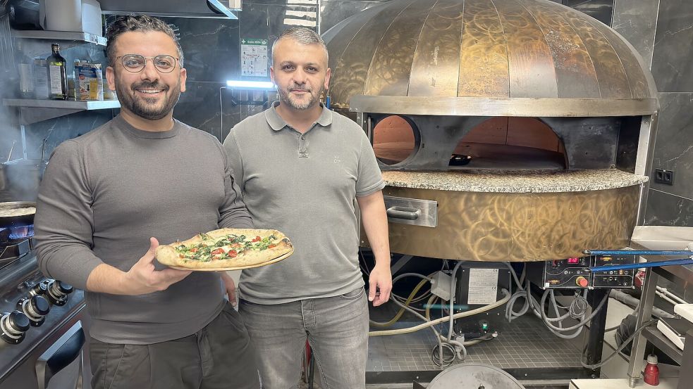Jalmaz (links) und Sipan Acar betreiben bereits die Havnbar und das Hotel-Restaurant „360 Grad“ zusammen. Foto: Noglik