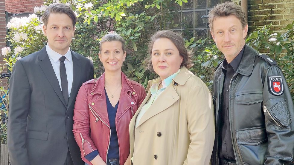 Holger Stockhaus (Bestatter Wolfgang Habedank, von links), Theresa Underberg (Apothekerin Insa Scherzinger), Tina Pfurr (Apotheken-Mitarbeiterin Melanie Harms) und Maxim Mehmet (Polizist Henk Cassens) drehen derzeit in Leer. Foto: Bothe