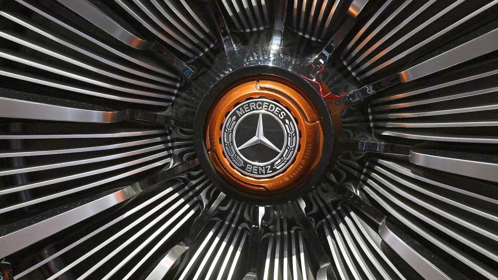 Unter dem Strich fuhr Mercedes-Benz im ersten Quartal mit 3,03 Milliarden Euro rund ein Viertel weniger Konzerngewinn ein. Foto: Martin Schutt/dpa