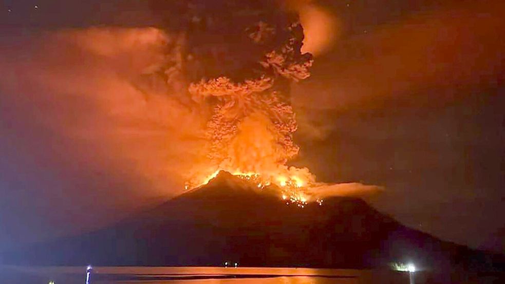 Der 725 Meter hohe Feuerberg Ruang im Sangihe-Archipel nördlich der Insel Sulawesi schleuderte eine 2000 Meter hohe Säule aus Asche, Rauch und Gestein in den Himmel, wie die nationale Agentur für Geologie berichtete. Foto: Uncredited/BPBD Sitaro/AP/dpa