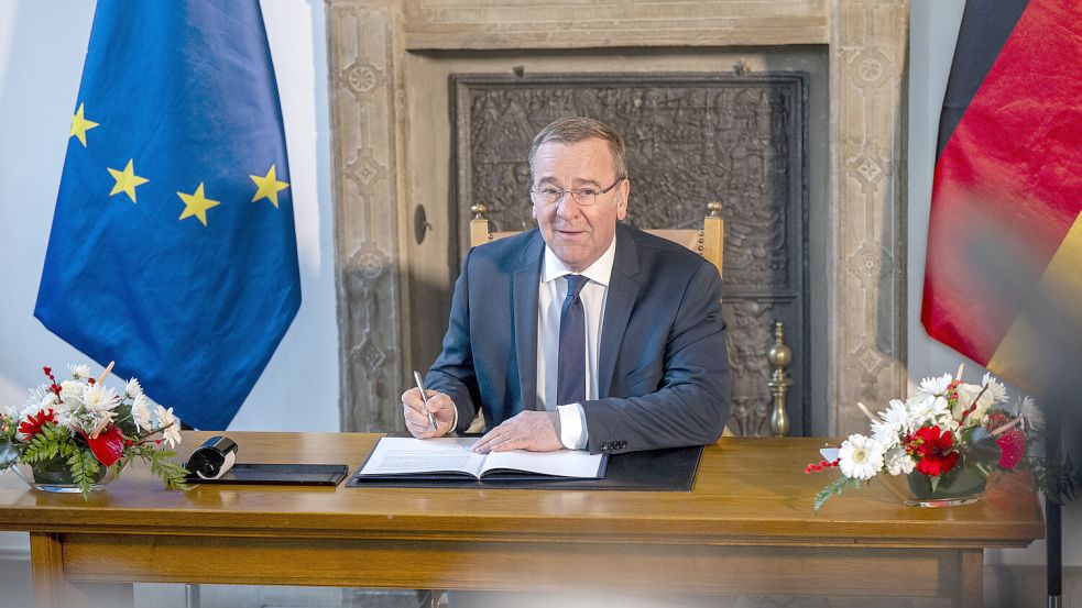 Zu Gast im Historischen Rathaus der Stadt: Verteidigungsminister Boris Pistorius (SPD) unterzeichnet den „Osnabrücker Erlass“. Foto: dpa/David Inderlied