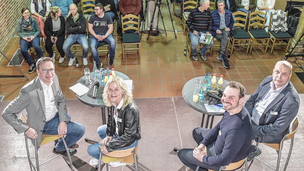Saßen am Montagabend beim ersten Scheunengespräch von Ostfriesen-Zeitung, General-Anzeiger und Landwirtschaftlichem Hauptverein (LHV) auf der Bühne (von links): Chefredakteur Lars Reckermann, Marie Ubben von Edeka Minden-Hannover, Landwirt Folker Martens und LHV-Präsident Manfred Tannen. Foto: Ortgies