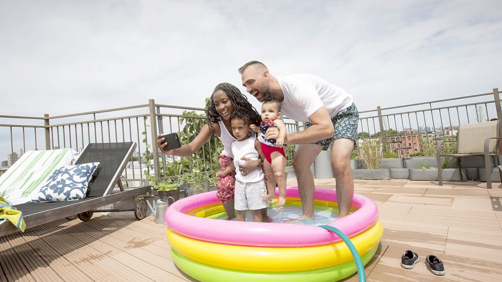 Eine glückliche Familie oder glücklich ohne Familie? Für viele junge Menschen ist klar: Sie wollen keine Kinder. Foto: imago images/Tetra images