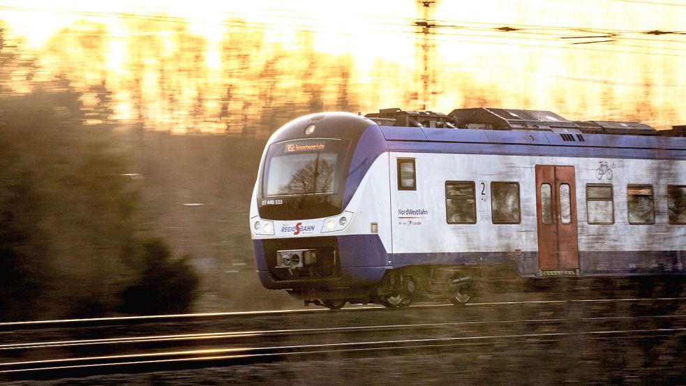 Auch für Inselbesucher haben die Änderungen im Fahrplan der Nordwestbahn Auswirkungen. Symbolfoto: Sina Schuldt/dpa