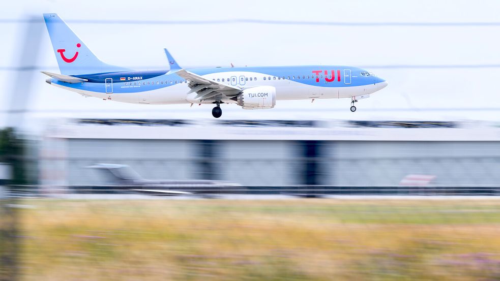 Steuer steigt: Flugreisende müssen sich ab Mai 2024 auf höhere Ticketpreise einstellen. Foto: dpa/Julian Stratenschulte