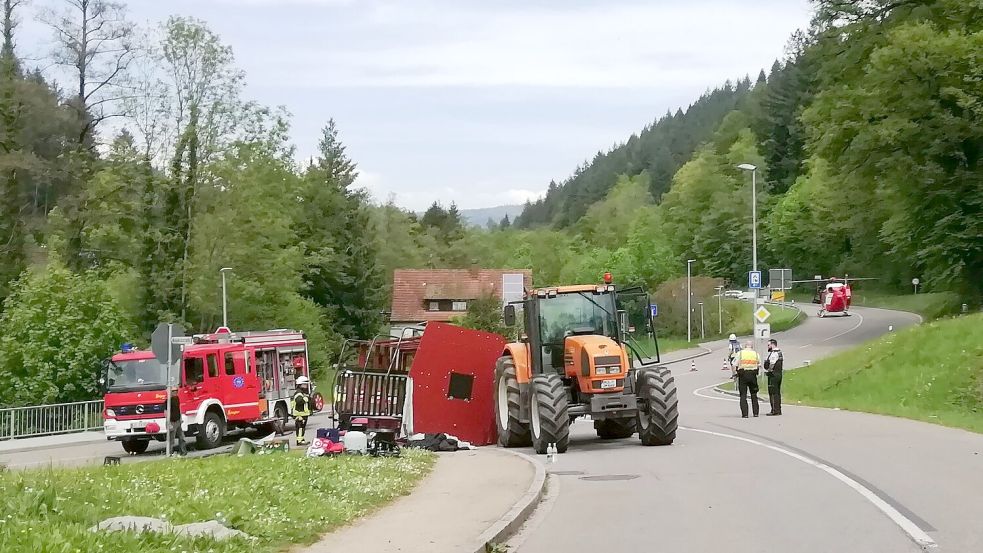 Unfall mit Maiwagen: Rettungskräfte neben dem umgestürzten Maiwagen in Kandern. Foto: Gudrun Gehr/Oberbadisches Verlagshaus/dpa
