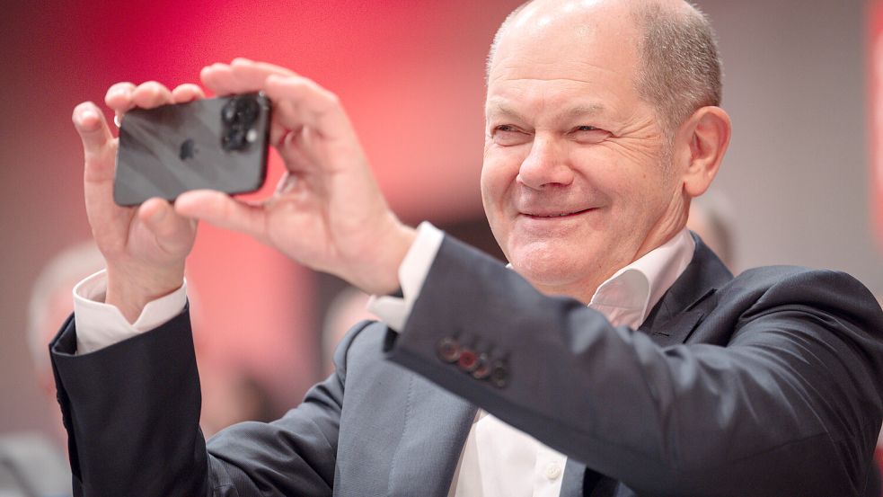 Olaf Scholz ist neuerdings auf der Social-Media-Plattform Tiktok unterwegs und macht dort sogar den einen oder anderen Trend mit. Foto: IMAGO/Political Moments