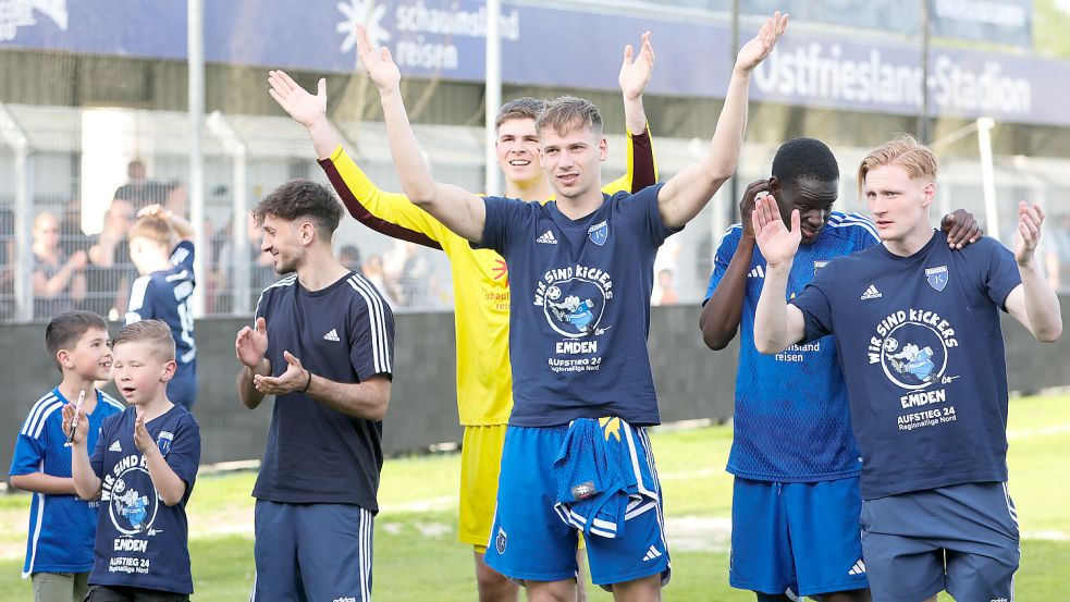 In den Meistertrikots feierten die BSV-Spieler nach der Partie vor der Kurve. Fotos: Doden/Emden