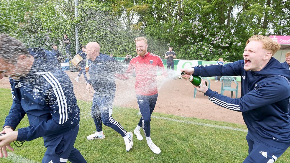 Co-Trainer Markus Unger (links) bekam unmittelbar nach Abpfiff eine Sektdusche von Pascal Steinwender.