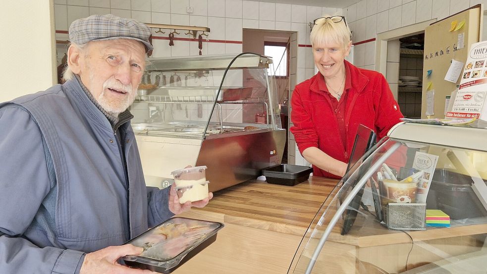Hinderk Schoormann (95) holt jeden Tag für sich und seine Frau Hilke Mittagessen. Mitarbeiterin Gerlinde Jakobs freut sich immer, den treuen Kunden zu sehen. Foto: Gettkowski