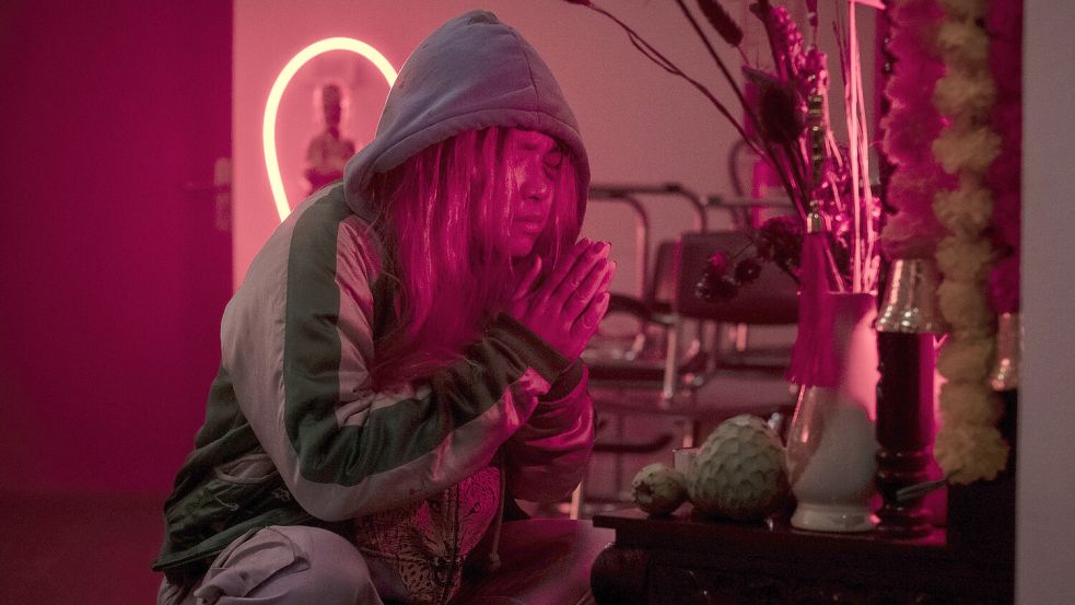 Bui Thi Vien (Hanh Mai Thi Tran) ist der Hölle auf Erden entkommen und versucht, sich in Sicherheit zu bringen. „Tatort: Am Tag der wandernden Seelen“. Das Erste, Sonntag, 05. Mai, 20.15 Uhr. Foto: © rbb/PROVOBIS/Gordon Muehle