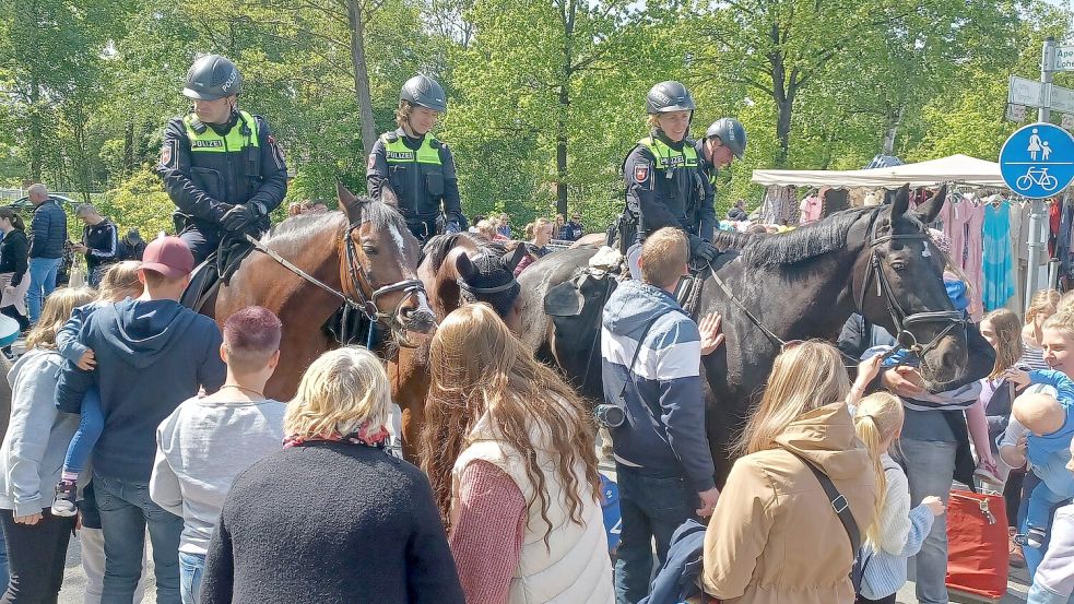 Das Sicherheitskonzept für den Riesenflohmarkt steht: Die Polizeipferde sind nicht wegzudenken. Foto: Wilken