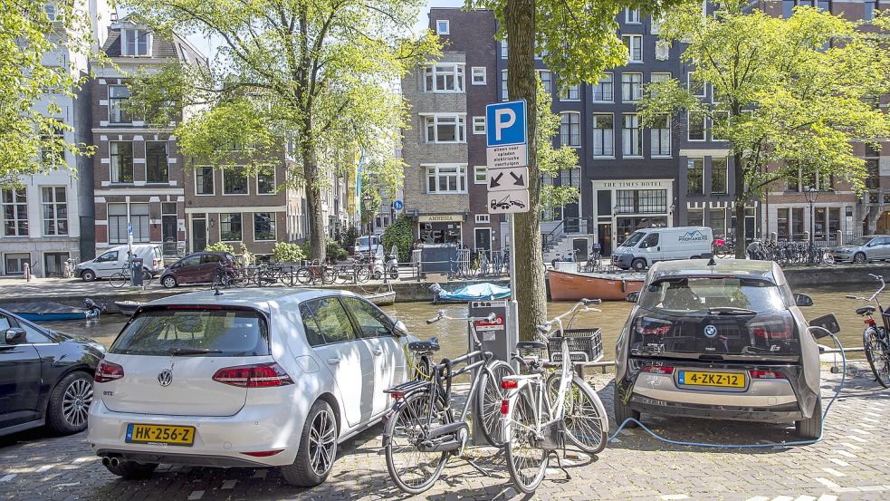 Parkplätze sind in Amsterdam Mangelware. Foto: IMAGO/Jochen Tack