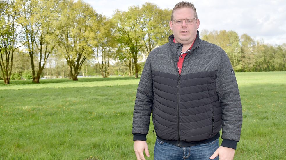 Kreis-Jugendfeuerwehrwart Timo Smit steht vor dem Gelände beim Idasee, auf dem im Juni 800 Jugendliche und Betreuer zusammenkommen werden. Foto: Zein