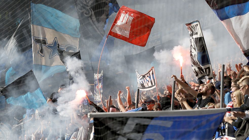 Heiß aufs Derby: Die HSV-Fans stehen nach wie vor hinter ihrem Team. Ihre Wut richtet sich gegen den Stadtrivalen. Foto: dpa