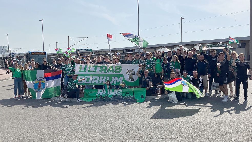 Borkum-Fans hatten sich am 1. Mai auf den Weg nach Norderney gemacht, um die Fußballspieler zu unterstützen. Foto: Ferber